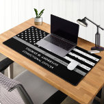 Personalisierter Korrektor mit dünner grauer Linie Schreibtischunterlage<br><div class="desc">Thin Gray Line American Flag Korrektor Desk Mat - USA American Flag Design in Korrektur Officer Flag Farben. Perfekt für alle Beamten der Strafvollzugsbehörde, Bewährungshelfer, Bewährungshelfer, Bewährungshelfer, Gefängniswärter. Personalisieren Sie diese Thin Silber-Line Schreibtischmatte mit Namen und Titel. Perfekt für Abschluss-Geschenke, Bewährungsgeschenke, Abteilungsreferendare Teller für jeden Offizier. COPYRIGHT © 2023 Judy...</div>