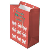 Personalisierter Krabben-Druck-korallenrote Mittlere Geschenktüte (Rückseite Schrägansicht)