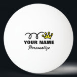 Personalisierter Krone Ping pong Ball für Tischtennisball<br><div class="desc">Personalisierte Krone Ping pong Bälle für Tischtennis. Addieren Sie Namen,  Zitat oder Monogramm. Niedliche Sportgeschenkidee für Spieler und Sporttrainer. Spiele für Mannfrauen und -kinder. Lustige pincess/Königkronensymbolentwurf.</div>