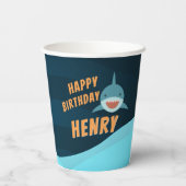 Personalisierter lächelnder Hai Geburtstag Pappbecher (Rückseite)