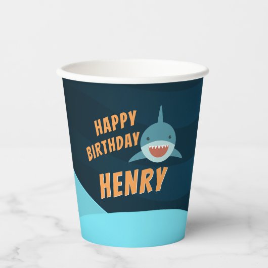 Personalisierter lächelnder Hai Geburtstag Pappbecher (Vorderseite)