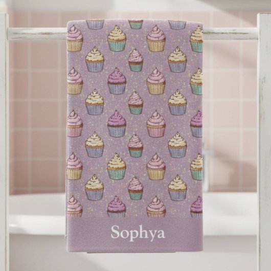 Personalisierter lila Glitter-Cupcake Badehandtuch