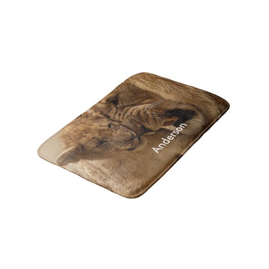 Personalisierter Löwe mit Baby-Löwe Badematte (Schrägansicht)