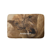 Personalisierter Löwe mit Baby-Löwe Badematte (Vorderseite)
