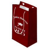 Personalisierter Maroon und weißer Abschluss Kleine Geschenktüte (Vorderseite Schrägansicht)