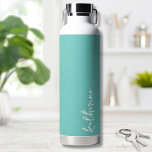 Personalisierter Minimalistischer Name Trinkflasche<br><div class="desc">Einfach und doch atemberaubend. Personalisieren Sie diese Wasserflasche mit Ihrem Namen,  oder einem geliebten Namen. Eine schlichte,  elegante Schrift-Typografie mit einem gürtelnden Rand. Ändern Sie den Hintergrund und die Schriftfarben zu allem,  was Sie wollen. Chic Trendy Einfach Ihren Namen Minimalist Wasserflasche</div>