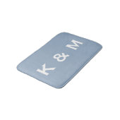 Personalisierter Mit Monogramm Blauer Grau Badematte (Schrägansicht)