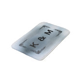 Personalisierter Mit Monogramm blauer Grau Swirl Badematte (Schrägansicht)