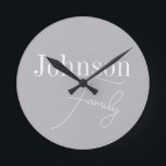 Personalisierter moderner Familienname Runde Wanduhr<br><div class="desc">Das ist ein stilvolles, modernes, grau, personalisiertes Familiendesign. Es ist in trendigem Grau mit stilvoller Schriftzypografie. Dieses schicke Design ist ideal als personalisiertes Geschenk oder perfekt als eine neue Ergänzung zu Ihrer Wohngestaltung. Fügen Sie einfach Ihren Namen in das Textfeld ein, um eine persönliche Note zu erhalten. So ändern Sie...</div>