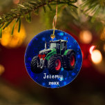 Personalisierter moderner Green Traktor "Christmas Keramik Ornament<br><div class="desc">Der Lieblings-grüne Traktor eines Bauern ist über einem schneeblauen Hintergrund auf diesem lustigen Design.</div>