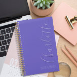 Personalisierter, moderner Lila Planer<br><div class="desc">Dieser elegante und moderne lila Planer eignet sich hervorragend für die Organisation Ihres Termins. Passen Sie es mit Ihrem Namen für eine persönliche Touch an!</div>