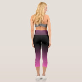 Personalisierter moderner Textverlauf Schwarz Pink Capri Leggings (Rückseite)