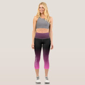 Personalisierter moderner Textverlauf Schwarz Pink Capri Leggings (Vorderseite)
