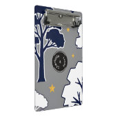 Personalisierter moderner Waldbaum und Stern Mini Klemmbrett (Schrägansicht)