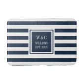 Personalisierter Monogram Navy Blue White Strip Badematte (Vorderseite)