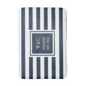 Personalisierter Monogram Navy Blue White Strip Badematte (Vorderseite Vertikal)