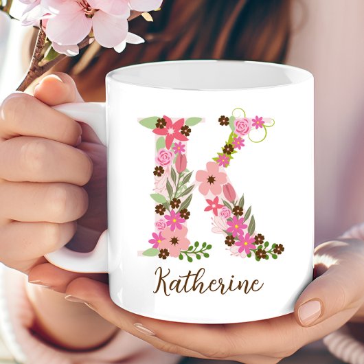 Personalisierter Monogramm-Blumenbuchstabe K Kaffeetasse