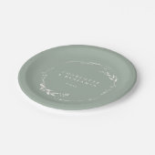 Personalisierter Monogramm-Kranz mit floralem Must Pappteller (Schrägansicht)