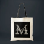 Personalisierter Monogramm Totbeutel | Schwarzweiß Tragetasche<br><div class="desc">Personalisierter Name Monogramm Totbeutel | Schwarzweißfarbe. Elegantes Logo-Design mit schönen mit Monogramm Buchstaben-Initialen. Niedliche Vintage Geschenkidee für Braut,  Blume Mädchen,  Trauzeugin und Brautmädchen bei Hochzeiten. Klassischer Skripttext mit schicken Hintergrundbuchstaben. Auch gut für Brautparty oder Junggeselinnen-Abschied.</div>