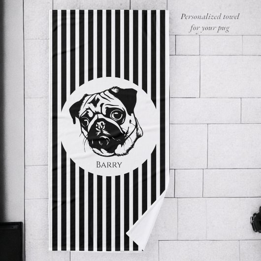 personalisierter Mops Hund trendy, stilvoll und in Badehandtuch