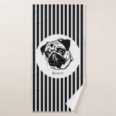 personalisierter Mops Hund trendy, stilvoll und in Badehandtuch (Badehandtuch)
