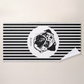 personalisierter Mops Hund trendy, stilvoll und in Badehandtuch (Badehandtuch)