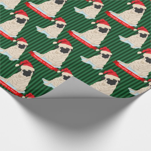 Personalisierter Mops Naughty Nice Weihnachtsmannm Geschenkpapier (Ecke)
