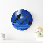 Personalisierter Nachtsnowboarding-Berg und Mond Große Wanduhr (Zuhause)