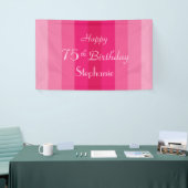 Personalisierter Name 75. Geburtstag Rosa Streifen Banner (Messeveranstaltung)