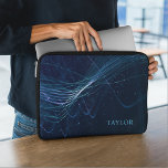 Personalisierter Name Abstrakt dunkel blau Laptopschutzhülle<br><div class="desc">Dieser schöne Laptop-Ärmel zeichnet sich durch ein abstraktes,  dunkelblaues Liniendesign mit individuelle Name oder Text aus.</div>