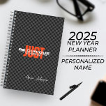 Personalisierter Name Berufliche Führungskraft Planer<br><div class="desc">Lassen Sie sich inspiriert beim bleibe mit unserem Themenplaner "Just Be Curious" organisieren. Dieses Design zeichnet sich durch einen kontrollierten Muster-Hintergrund mit einer auffälligen und lebendigen orangefarbenen Farbe des Wortes "JUST" aus und einem weißen Text, der darüber platziert wurde, und macht es stilvoll und modern. Diesen Planer personalisiert, indem Sie...</div>