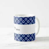Personalisierter Name: blaue Herzpolka-Punkte Kaffeetasse (VorderseiteRechts)