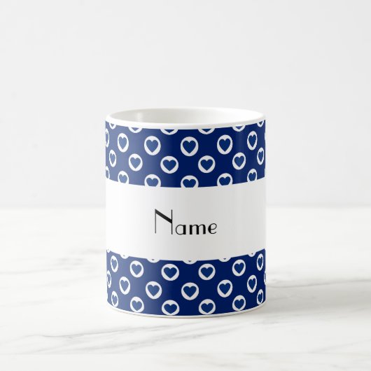 Personalisierter Name: blaue Herzpolka-Punkte Kaffeetasse (Mittel)