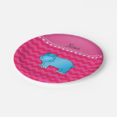 Personalisierter Name blauer Hippo heiß rosa Chevr Pappteller (Schrägansicht)