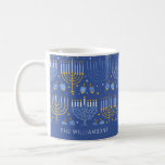 Personalisierter Name Blue Hanukkah Menorah Kaffeetasse<br><div class="desc">Feiern Sie das Festival der Lichter stilvoll mit dieser personalisierten Hanukkah Kaffee-Tasse, die mit einem schönen blauen Menorah-Design besticht. Passen Sie die Tasse mit Ihrem Namen oder dem Namen eines geliebten Menschen an, um ein nachdenkliches, einmaliges Geschenk für die Urlaubssaison zu kreieren. Diese Tasse ist perfekt, um Ihre Lieblingsgetränke während...</div>