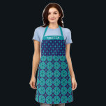 Personalisierter Name Blue Retro Star Hanukkah Hol Schürze<br><div class="desc">Mit dieser personalisierten Schürze mit einem blauen Sternmuster und einem stilvollen Vintag-inspirierten Design bringen Sie Ihre Hanukah-Feiern mit einer Touch Retro-Charme. Fügen Sie Ihren Namen für eine individuelle Touch hinzu, die perfekt für die Zubereitung von Festmahlzeiten, das Backen von Leckereien oder die Beleuchtung der Menorah geeignet ist. Diese Schürze ist...</div>