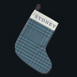 Personalisierter Name Classic Blue Retro Glen Kari Kleiner Weihnachtsstrumpf<br><div class="desc">Dieses klassisch blaue karierte Design, gepaart mit fett personalisiertem Text, bringt eine zeitlose und elegante Touch in jede festliche Dekoration. Das karierte, dezente Muster in sanften Blautönen bietet eine minimalistische und doch traditionelle Urlaubsatmosphäre, die sich perfekt für eine gemütliche und einladende Atmosphäre eignet. Ideal für diejenigen, die subtile, klassische Urlaubsstile...</div>