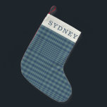 Personalisierter Name Classic Blue Retro Glen Kari Kleiner Weihnachtsstrumpf<br><div class="desc">Dieses klassisch blaue karierte Design, gepaart mit fett personalisiertem Text, bringt eine zeitlose und elegante Touch in jede festliche Dekoration. Das karierte, dezente Muster in sanften Blautönen bietet eine minimalistische und doch traditionelle Urlaubsatmosphäre, die sich perfekt für eine gemütliche und einladende Atmosphäre eignet. Ideal für diejenigen, die subtile, klassische Urlaubsstile...</div>