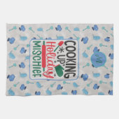 Personalisierter Name Cooking Up Holiday Mischief Geschirrtuch (Horizontal)