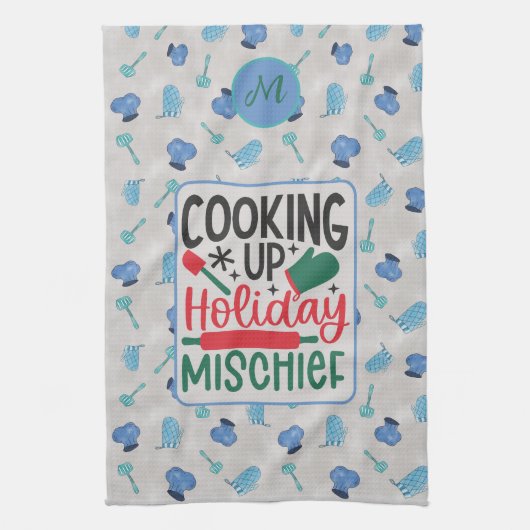 Personalisierter Name Cooking Up Holiday Mischief Geschirrtuch (Vertikal)