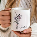 Personalisierter Name Coquette Birth Blume Februar Kaffeetasse<br><div class="desc">Diese wunderschöne Tasse ist mit der Blume zur Geburt im Februar, der Iris, ausgestattet und ist damit das ideale Geschenk für eine Brautjungfrau, Mutter oder Großmutter. Mit seinem feinen, handgezeichnet Bouquet-Design fügt dieser personalisierte Schlamm jedem Kaffee- oder Teeprogramm eine Touch Eleganz hinzu. Sie können ihn mit dem Namen des Empfängers...</div>