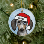 Personalisierter Name der Dackel Merle Dapple Keramik Ornament<br><div class="desc">Ein bezauberndes Apfelschmuck in der Dackel, das mit dem eigenen Text personalisiert werden kann. Fügen Sie einen Namen für ein lustiges individuelles Geschenk hinzu. Schmuckstücke, die auf dem Weihnachtsbaum noch für viele Jahre ausgestellt werden. Besuchen Sie Jenn’s Doodle World für noch mehr Urlaubsgeschenke mit diesem niedlichen Dackel Hund Design und...</div>