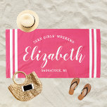 Personalisierter Name der Girls am Wochenende Strandtuch<br><div class="desc">Das personalisierte Strandtuchdesign für einen Mädchenwochenende bietet einen eigenen Vornamen in modernen Schriften,  gerahmt von Küstenstreifen,  mit eigenem Text für den Anlass. Die Farbe des hellrosa Hintergrunds kann geändert werden. Bitte besuchen Sie unseren Shop für weitere Farboptionen.</div>