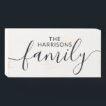 Personalisierter Name der Mauer Holzkisten Schild<br><div class="desc">Fügen Sie Ihrem Zuhause ein Familienzeichen hinzu,  oder geben Sie es jemandem,  der Ihnen die Welt bedeutet! Wanddekoration für das Bauernhaus,  die Hütte oder die Hütte am Strand. Individuelles Familienzeichen mit eleganter Kalligrafie. Eine perfekte Touch für Ihre Wohngestaltung oder als Hauswärmespende.</div>