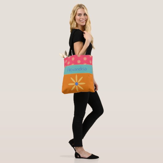 Personalisierter Name der Retro-Blume Tasche (Am Model)
