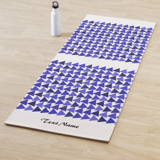 Personalisierter Name des Dreiecksmusters mit blau Yogamatte (Beispiel)