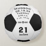 Personalisierter Name des Fußball und Babystatus Rundes Kissen<br><div class="desc">Personalisierter Fußball-Ball Name und Babystatus oder Geburtsdatum. Personalisierter Fußball-Ball mit Name und Babystatus oder Geburtsdatum. Name des Babys und wichtige Geburtsdaten einschließlich Geburtsdatum, Name, Wochentag, Gewicht und Länge. Großartiges Geschenk für das Baseball Theme Kinderzimmer oder Baseball Fan.</div>