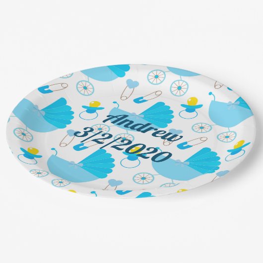 Personalisierter Name des Kindes und Geburtsdatum Pappteller (Schrägansicht)