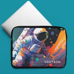 Personalisierter Name des modernen Astronauten Laptopschutzhülle<br><div class="desc">Der Personalisierte Name Laptop Sleeve des modernen Astronauten im Weltraum ist ein Astronaut, der durch den Weltraum schwebt, mit bunten Planeten und Schwänzen und mit Ihrem Namen in der modernen Schriftzypografie personalisiert. Perfekt als Geschenk für die Liebhaber des Weltraums, Familie und Freunde zum Geburtstag, Weihnachten, Feiertage, Vatertag, Bruder, Ehemann, Partner,...</div>