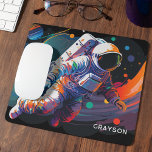 Personalisierter Name des modernen Astronauten Mousepad<br><div class="desc">Die farbenfrohe Mousepad Mousepad Mousepad-Mouse Personalisierte Astronautin im Weltraum schwebt mit farbenfrohen Planeten und Schwänzen und ist in der modernen Schrift Typografie mit Ihrem Namen personalisiert. Perfekt als Geschenk für die Liebhaber des Weltraums, Familie und Freunde zum Geburtstag, Weihnachten, Feiertage, Vatertag, Bruder, Ehemann, Partner, beste Freunde, Arbeitskollegen und mehr. Entworfen...</div>